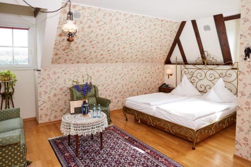 Кровать или кровати в номере Schloßhotel Kurfürstliches Amtshaus Dauner Burg