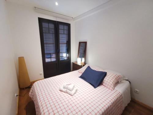 アヴェイロにあるRia de Aveiro Apartmentのベッドルーム1室(ベッド1台、タオル2枚付)