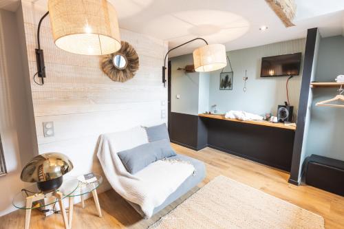 un salon avec un canapé et une table dans l'établissement Maison Seignou, à Azet