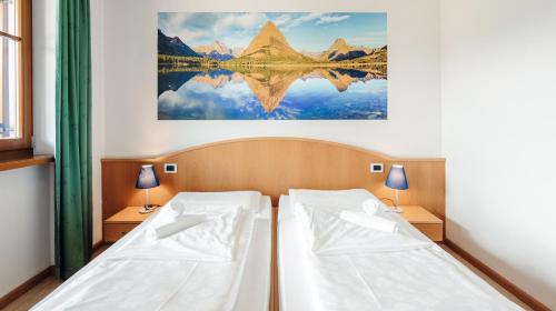 Tempat tidur dalam kamar di Hotel Corno Bianco