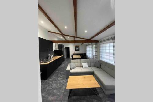 un salon avec un canapé et une table dans l'établissement Le gîte d Olhain2, à Gauchin-Légal