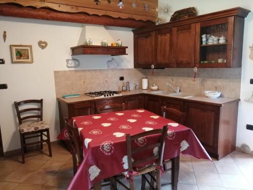Η κουζίνα ή μικρή κουζίνα στο Lo Palliè de Gilda CIR-VDA-ARVIER-0023