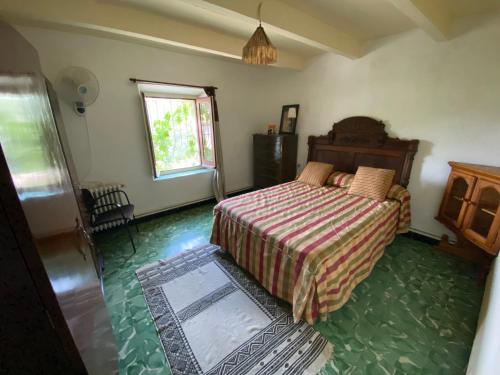 1 dormitorio con 1 cama con edredón a rayas en Habitación del Emperador, en Bescanó
