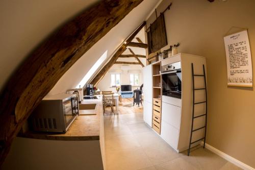 uma cozinha e sala de jantar com um sótão em Zum Heuerling Ferienwohung Leinenstube mit Sauna em Versmold