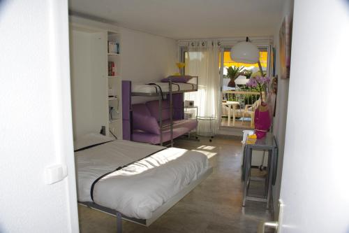 une chambre avec un lit et un salon dans l'établissement La Calypso, à La Grande Motte