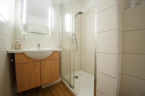 W łazience znajduje się umywalka i prysznic. w obiekcie Haus Uthlande Uthlande Whg 32 Sonnendeck w mieście Wyk auf Föhr