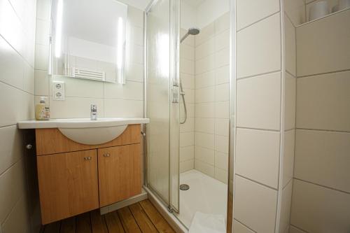 un baño con lavabo y ducha en Haus Uthlande Uthlande Whg 32 Sonnendeck, en Wyk auf Föhr