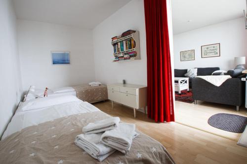 Un dormitorio con una cama y una sala de estar. en Haus Uthlande Uthlande Whg 22 Seeluft, en Wyk auf Föhr