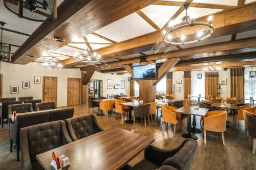 Kurort Chemal的住宿－Rancho Texas，餐厅设有桌椅和平面电视。