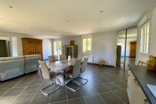 une salle à manger avec une table et un canapé dans l'établissement La Grange, à Moyenneville