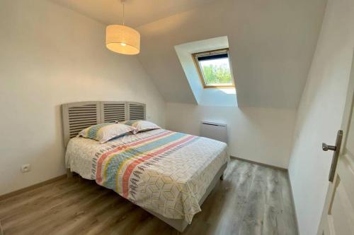 une chambre avec un lit et une fenêtre dans l'établissement La Grange, à Moyenneville