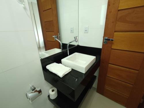 Ένα μπάνιο στο Capitólio Home Suítes