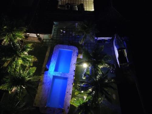 een uitzicht op een zwembad in de nacht bij Pousada Aquamaster Dive Center in Angra dos Reis