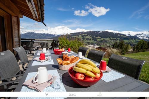 Vue générale sur la montagne ou vue sur la montagne depuis le chalet