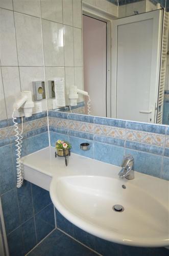 a bathroom with a sink and a mirror at Vila Liliacul in Stana de Vale