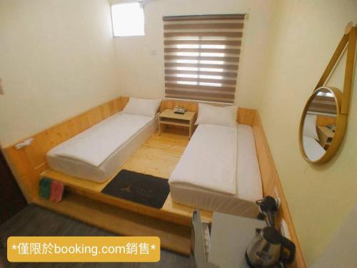 a small room with a bed and a mirror at 玖拾捌民宿-98bnb in Hualien City