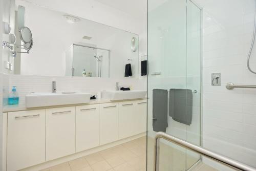 Ванна кімната в Luxury beachfront apartment at The Breeze - Free Wifi