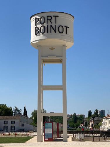 a sign for a port bonnet on top of a tower at Chambres d'hôtes - La Maison 19 in Niort