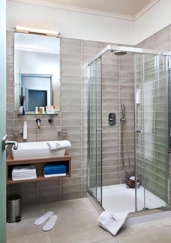 un baño con ducha y lavabo en Hotel Central Basilica, en Budapest