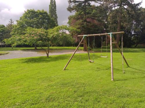 un'altalena vuota in un parco erboso di Chateau du Breuil a Beaulieu-sur-Layon