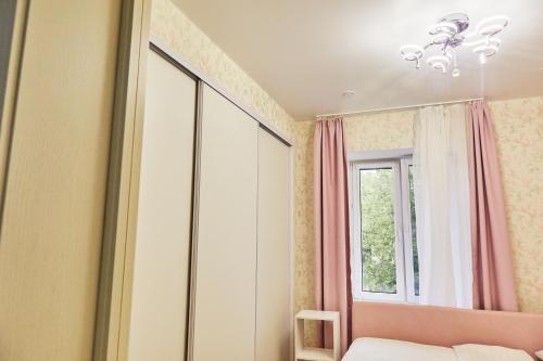 sypialnia z łóżkiem i oknem w obiekcie Тихое место на набережной Лазури w mieście Twer