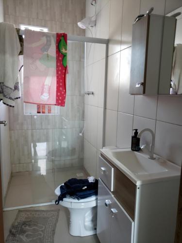 La salle de bains est pourvue d'une douche, de toilettes et d'un lavabo. dans l'établissement Residencial Soulmar Balneário Gaivota - SC -S02- Village Dunas Norte - 1,5 quadra do mar, à Balneário Gaivotas