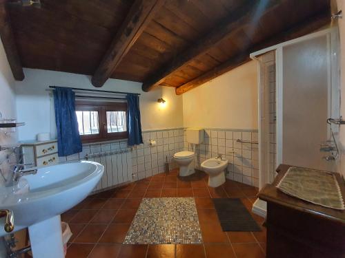 een badkamer met 2 toiletten en een wastafel bij Il Palazzo delle Rondini in Magliano deʼ Marsi