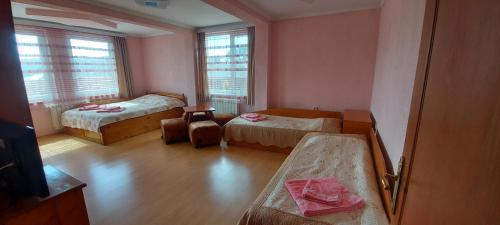 Habitación pequeña con 2 camas y ventana en Къща за гости МЕЛИСА, en Borino