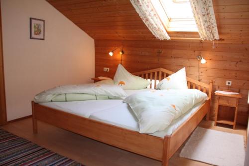 Un pat sau paturi într-o cameră la Jaklhof