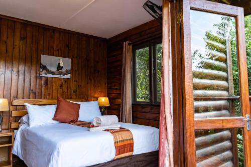 Gulta vai gultas numurā naktsmītnē Mtunzini Forest Lodge Self Catering Resort