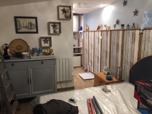 een woonkamer met een glazen schuifdeur bij Grain de folie in Beaune