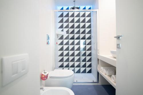 ソレントにあるVilla Cettina Boutique Hotelのバスルーム(白いトイレ、シャワー付)