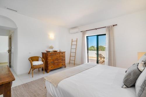 Ένα ή περισσότερα κρεβάτια σε δωμάτιο στο Luxury Private Family Villa with Pool AC & Parking