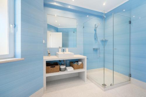 Ένα μπάνιο στο Luxury Private Family Villa with Pool AC & Parking