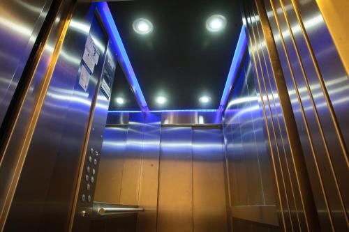 un ascenseur dans un métro aux lumières bleues dans l'établissement Buen Pastor Capuchinos, à Córdoba