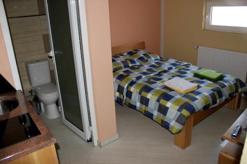 een kleine badkamer met een bed en een toilet bij Novapark in Šetonje