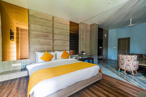 Postel nebo postele na pokoji v ubytování Regenta Inn Sambalpur, Farm Road