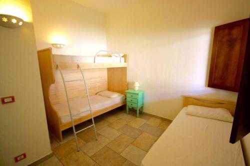 Kleines Zimmer mit 2 Etagenbetten und einem Tisch in der Unterkunft Residenza Sardegna da amare in Olbia