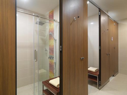 um chuveiro com uma porta de vidro na casa de banho em Sama-Sama Express KLIA Terminal 2 - Airside Transit Hotel em Sepang