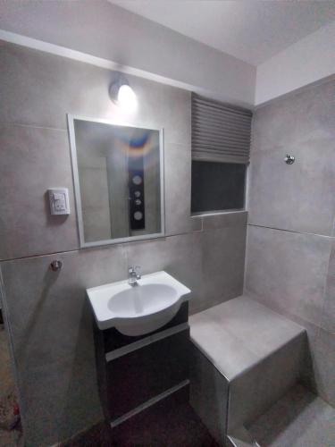 a bathroom with a sink and a mirror at Hermoso y amplio dpto en el corazón de Mendoza muy cercano a principales atracciones in Mendoza