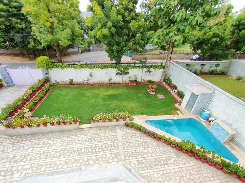 an aerial view of a backyard with a swimming pool at Homestay at Bungalow 97 Ajmer in Ajmer