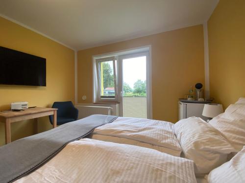 1 dormitorio con 2 camas y ventana en Vorsicht Hôtel, en Deyelsdorf