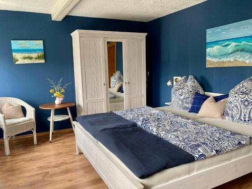 um quarto com uma cama e uma parede azul em Haus Steffine em Annahütte