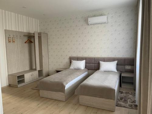 Ένα ή περισσότερα κρεβάτια σε δωμάτιο στο Garden Hotel