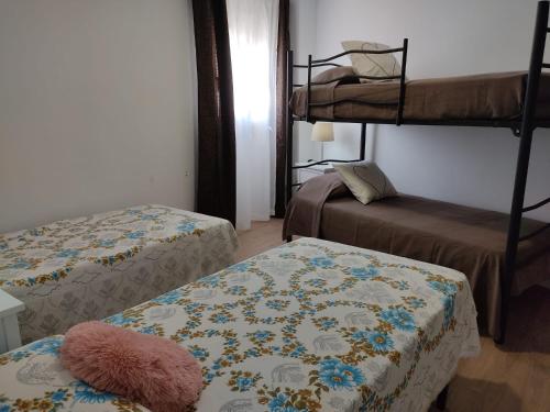 Poschodová posteľ alebo postele v izbe v ubytovaní c Apartamentos Diego