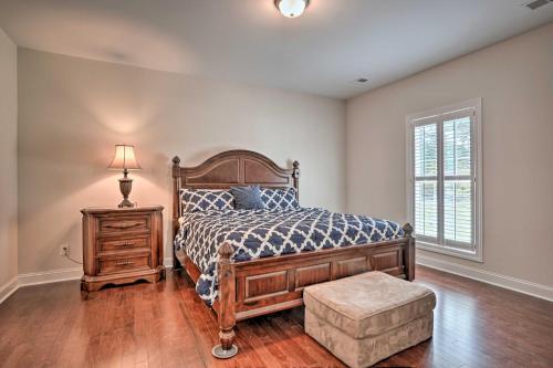En eller flere senge i et værelse på Charming Mount Pleasant Home 7 Miles to Beach!