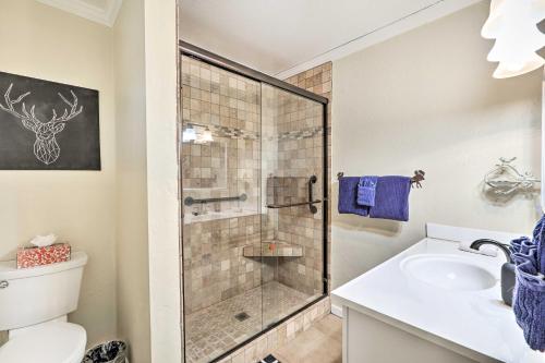 La salle de bains est pourvue d'une douche, de toilettes et d'un lavabo. dans l'établissement Munds Park Cabin with Hot Tub Family Friendly!, à Munds Park