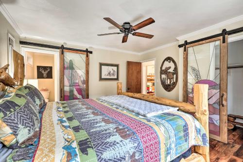 - une chambre avec un lit et un ventilateur de plafond dans l'établissement Munds Park Cabin with Hot Tub Family Friendly!, à Munds Park