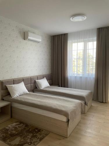Un pat sau paturi într-o cameră la Garden Hotel