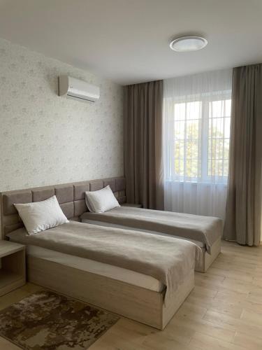 Ένα ή περισσότερα κρεβάτια σε δωμάτιο στο Garden Hotel